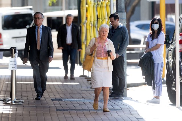 Warga berjalan pada hari pertama pencabutan lockdown di Wellington, Selandia Baru, Selasa (28/4). Foto: Marty MELVILLE / AFP