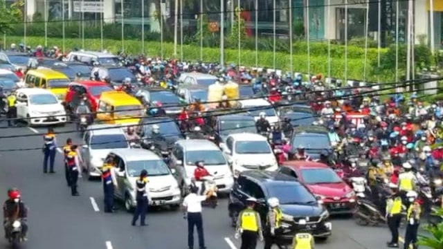Kemacetan lalu lintas terjadi di Bunderan Waru atau perbatasan Kota Surabaya dengan Kabupaten Sidoarjo, Jawa Timur saat hari pertama diberlakukannya PSBB. Foto: FOTO ANTARA/HO-CCTV Dishub Surabaya