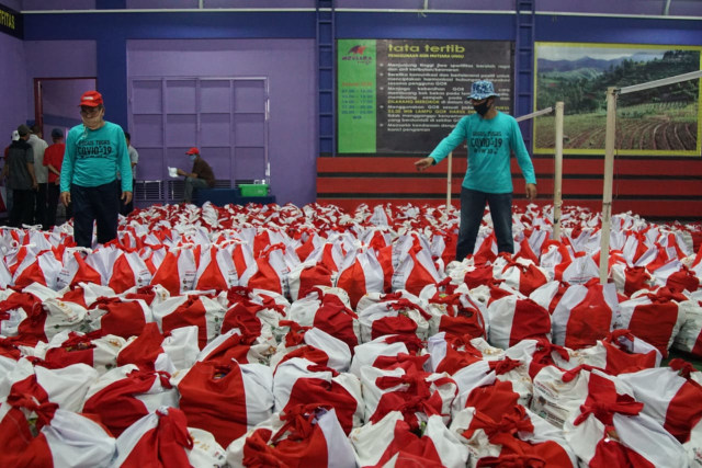 Warga RW 10 Kelurahan Lubang Buaya, Kecamatan Cipayung, Jakarta Timur menerima bansos sembako. Foto: Dok. Kemensos