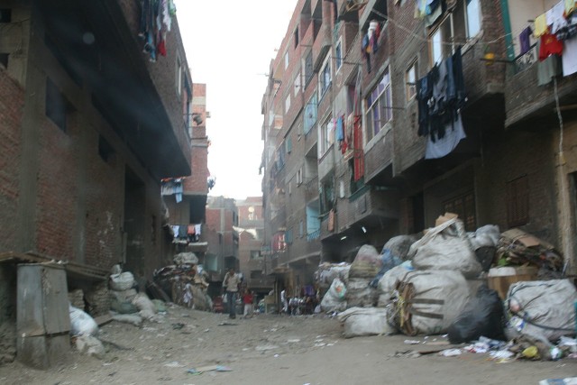 Tumpukan sampah memadati kawasan Manshiyat Naser Foto: Wikimedia Commons