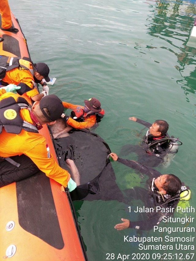 Tim SAR Danau Toba saat mengevakusi korban tenggelam di Pantai Parbaba, Pulau Samosir. Foto: Dok. Istimewa