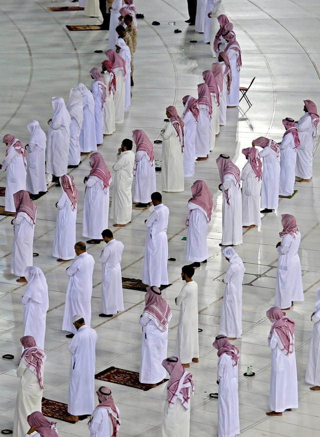 Salat tarawih berjamaah di Masjidil Haram, Makkah  Foto: AFP/STR