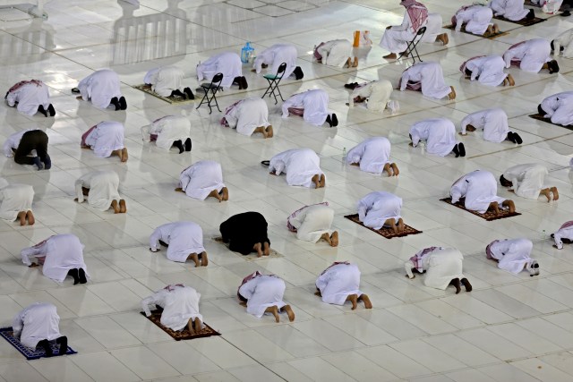 Salat tarawih berjamaah di Masjidil Haram, Makkah, pada masa pandemi yang hanya diikuti oleh petugas masjid.  Foto: AFP/STR