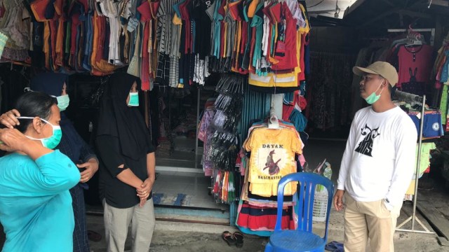 Wakil Ketua Komite III DPD RI Muhammad Rakhman berbincang dengan pedagang terdampak Covid-19 di Pasar Pangkalan Bun. Joko Hardyono/InfoPBUN