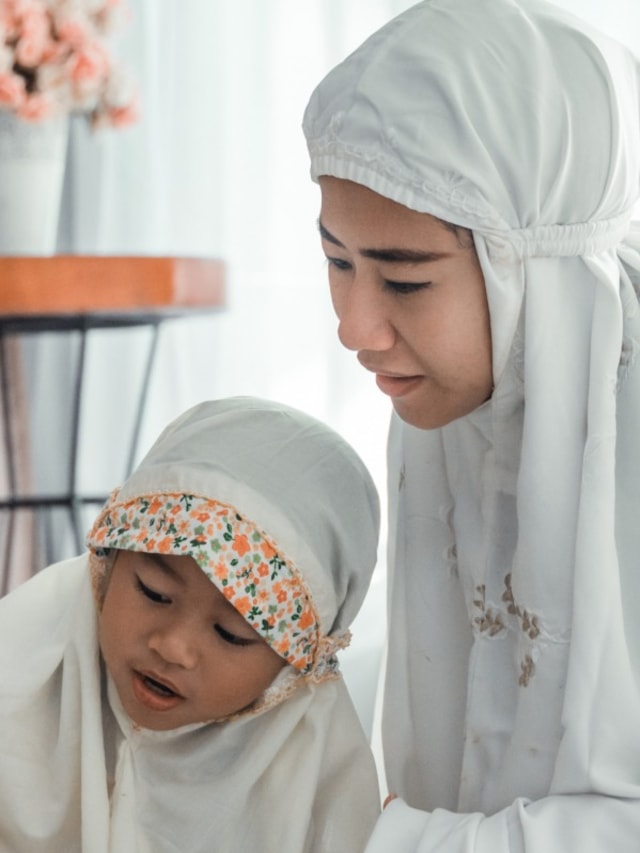 Ibu jelaskan soal rukun iman ke anak. Foto: Shutterstock