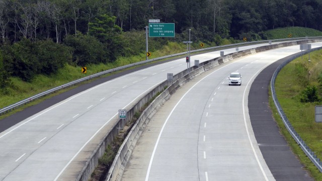 Pengendara melintas di jalan Tol Bakauheni-Terbanggi besar di Desa Sabah Balau, Lampung Selatan, Lampung, Selasa (28/4/2020). Foto: ANTARA FOTO/Ardiansyah