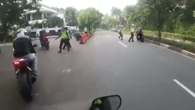Foto para pengendara moge yang kabaur saat diberhentikan polisi untuk razia psbb / Tangkapan layar facebook Tukang Upload