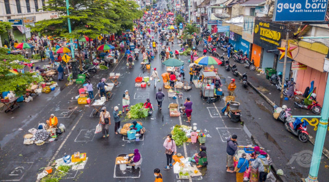 Pasar di Kota Salatiga terapkan pembatasan jarak. Foto: Dok. Rachmad Wahjoe