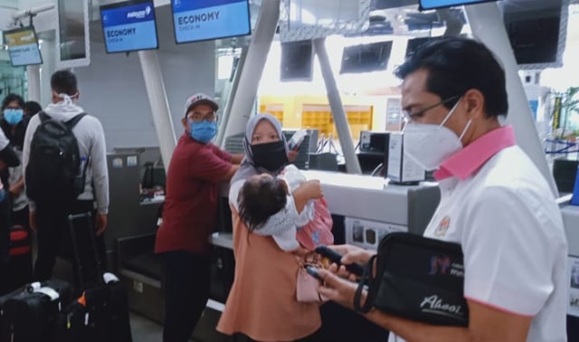 Warga Malaysia dipulangkan kembali ke negaranya melalui Bandara Internasional Kualanamu, Deli Serdang, Sumut. Foto: Istimewa.