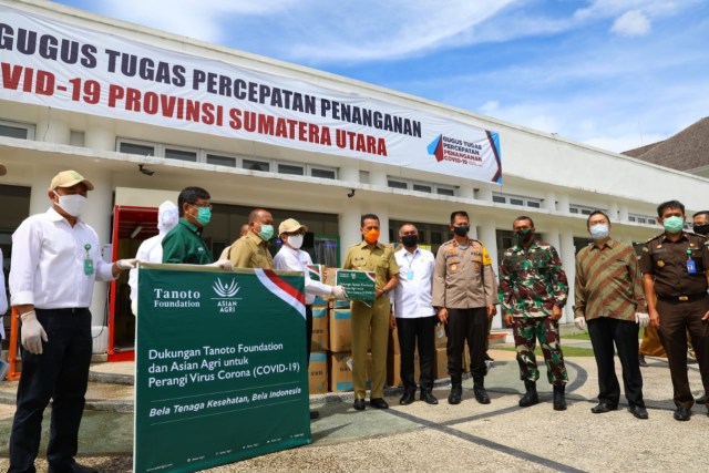 Wakil Gubernur Sumut, Musa Rajekshah menerima bantuan APD dari Tanoto Foundation dan Asian Agri. Foto: Istimewa