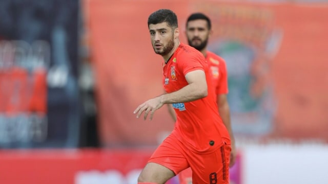 Soto Lamongan Jadi Teman Gelandang Borneo FC, Nuriddin Davronov, Kala Buka Puasa (526385)