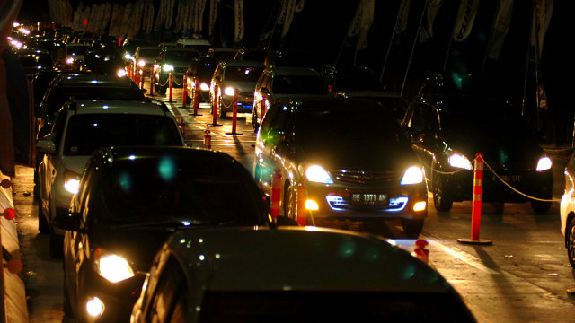 Ilustrasi lalu lintas padat di malam hari. Foto: kumparancom.