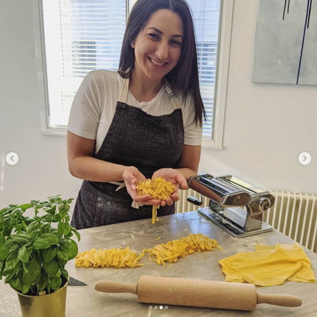 Marla sedang membuat pasta. Foto: Instagram @cookingwithmarla