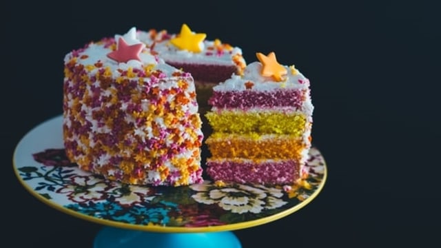 Life Hack Potong Kue Ulang Tahun agar Berbentuk Segitiga Sempurna dok Unsplash/Annie Spratt