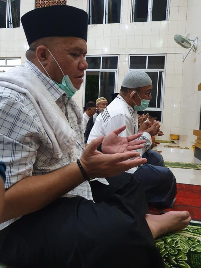 BUPATI Indragiri Hulu, Riau, Yopi Arianto, Senin malam, 27 April 2020, saat Salat Tarawih dan Witir di Masjid Al Mujahidin, Sukajadi, Lirik. (Foto: Facebook/Bung Ando)