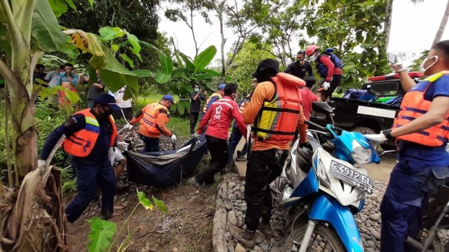 Tim Gabungan mengevakuasi jasad korban pembunuhan oleh menantunya sendiri.