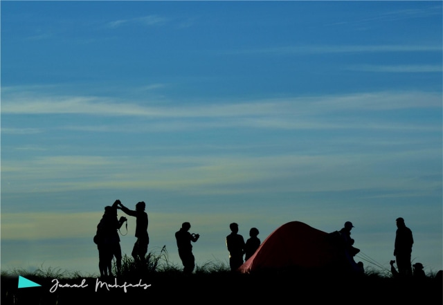 Suasana saat sunres di atas puncak Gunung Prau (Foto: Jamal Mahfudz)