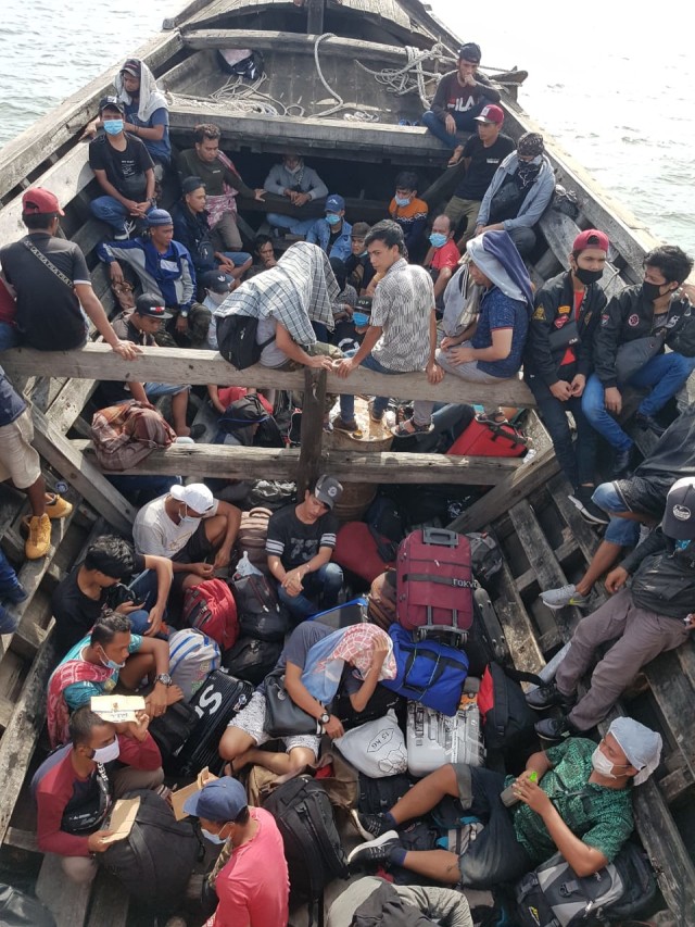 Polisi saat mengamankan 72 TKI ilegal dari Malaysia di Perairan Sumut. Foto: Dok. Istimewa