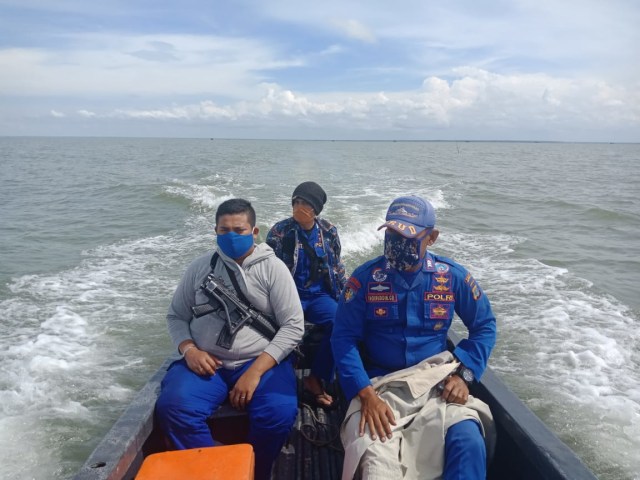 Polisi saat mengamankan 72 TKI ilegal dari Malaysia di Perairan Sumut. Foto: Dok. Istimewa