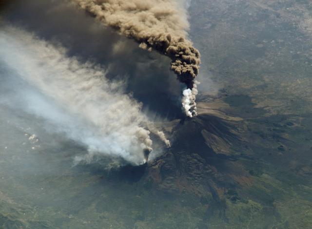Ilustrasi letusan gunung api (Foto: WikiImages from Pixabay)
