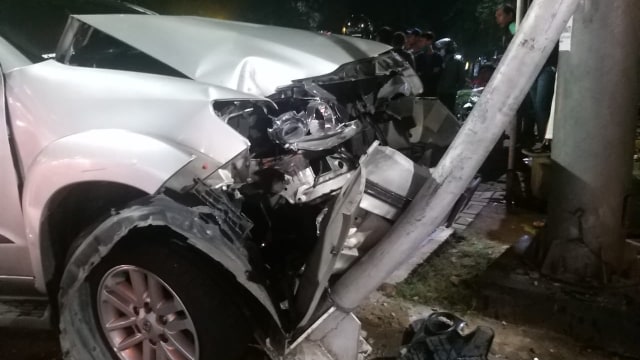 Kendaraan yang terlibat kecelakaan di dekat Halte Busway Taman Anggrek Jl. S. Parman Jakarta Barat. Foto: Twitter/@TMCPoldaMetro