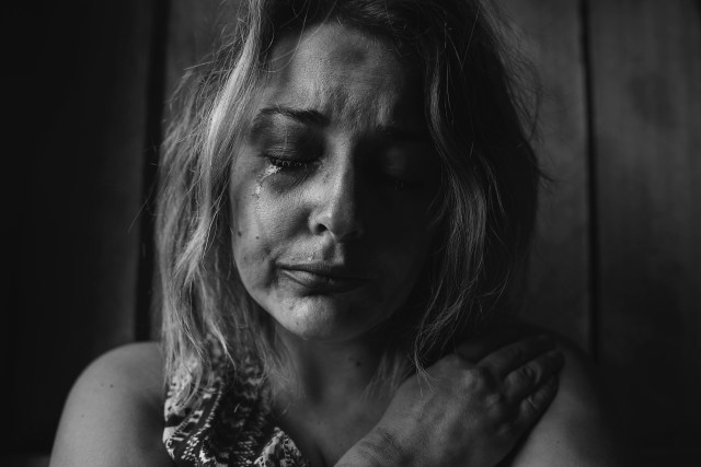 Seorang wanita yang sedang menangis. Foto: Unsplash.com/kj2018