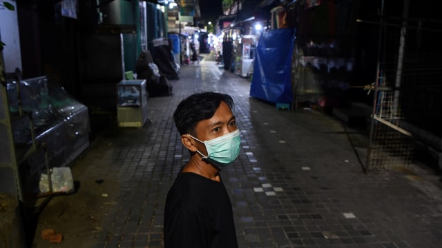 Suasana pasar yang berada di kawasan kompleks Makam Sunan Ampel, Surabaya. Foto: ANTARA FOTO/Zabur Karuru