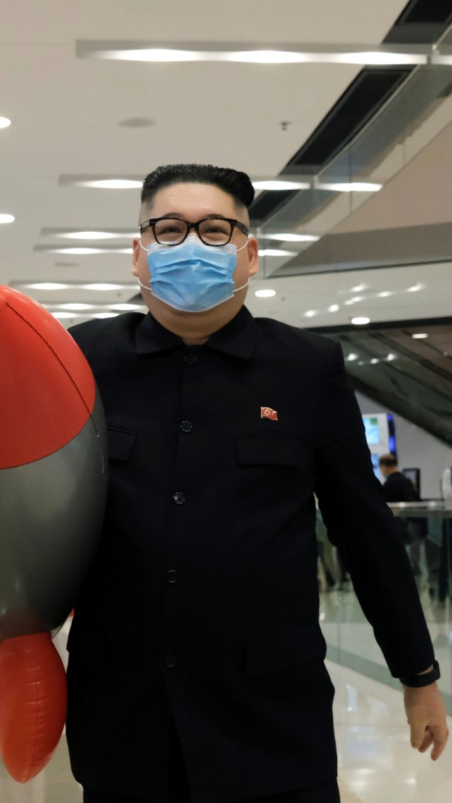 Howard X, seorang pria keturunan Australia-China meniru pemimpin tertinggi Korea Utara Kim Jong Un saat aksi protes antipemerintah Hong Kong. Foto: REUTERS/Tyrone Siu