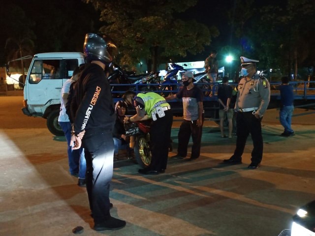 Satlantas Polresta Barelang melakukan penahanan terhadap salah satu sepeda motor yang terlibat dalam balap liar. Foto: Rega/kepripedia.com