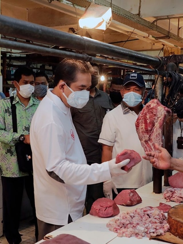 Menteri Perdagangan RI Agus Suparmanto meninjau harga daging di Pasar Kramat Jati. Foto: Dok. Humas Kemendag