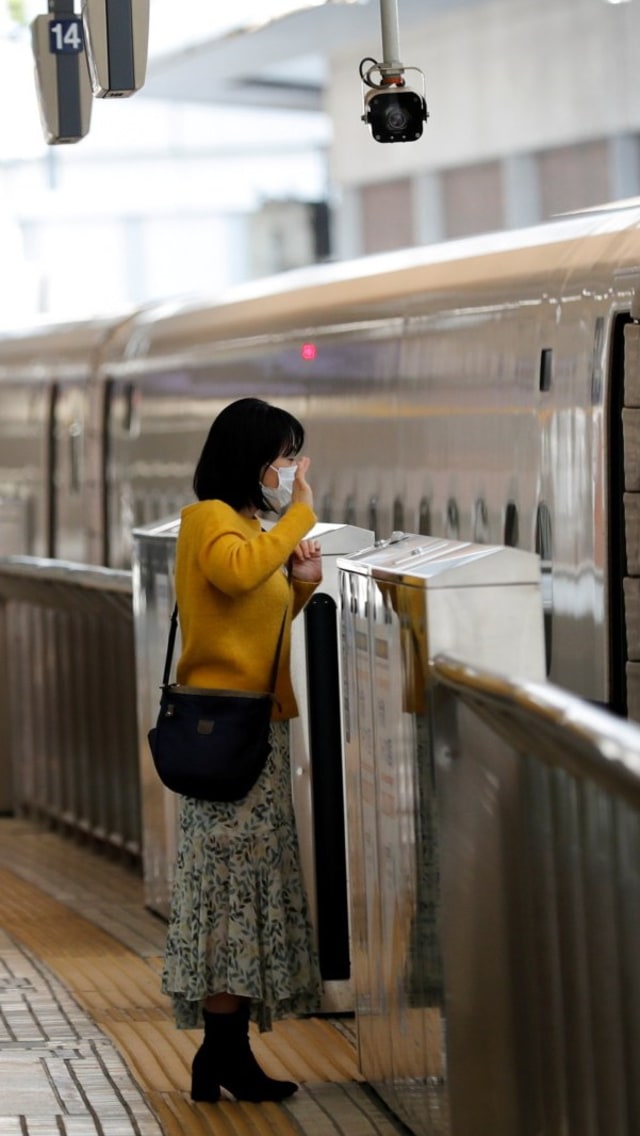 Seorang calon penumpang mengenakan masker di platform stasiun Tokyo, Jepang, Rabu (29/4). Foto: REUTERS / Kim Kyung-Hoon