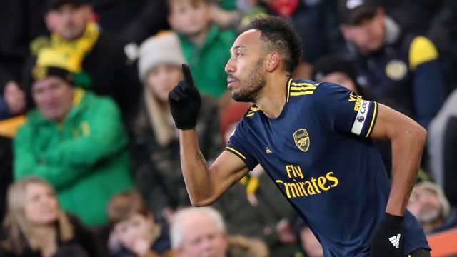 Pierre-Emerick Aubameyang merayakan gol keduanya ke gawang Norwich pada Minggu (1/12/2019). Foto: CHRIS RADBURN/Reuters