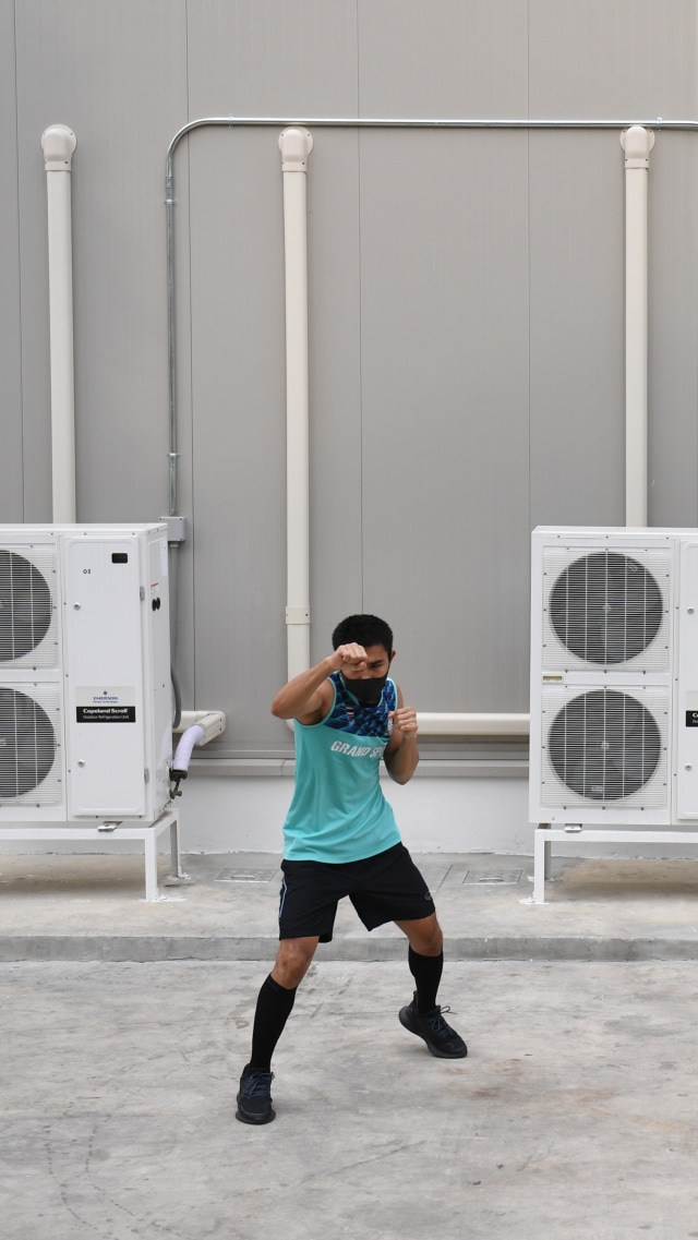 Petinju asal Thailand, Chatchai-decha Butdee, melakukan latihan di sekitar rumahnya di Bangkok, Selasa (28/4). Foto: Reuters/Chalinee Thirasupa