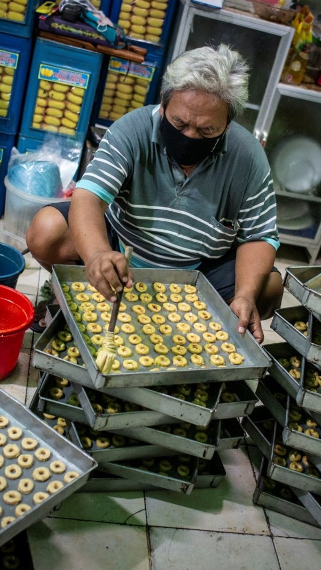 Pekerja menyelesaikan pembuatan kue kering di industri pembuatan kue kering Pusaka Kwitang, Jakarta, Rabu (29/4/). Foto: ANTARA FOTO/Aprillio Akbar