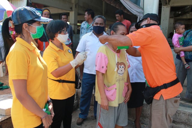 Aksi sosial dari Keluarga Hindu Kupang yang membagikan masker dan aneka bantuan lainnya kepada warga Kota Kupang dan Dinas Kesehatan Provinsi NTT. Foto: Ola Keda. 