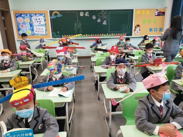 Terapkan Physical Distancing, Siswa SD di Tiongkok Pakai Topi 1 Meter (15396)