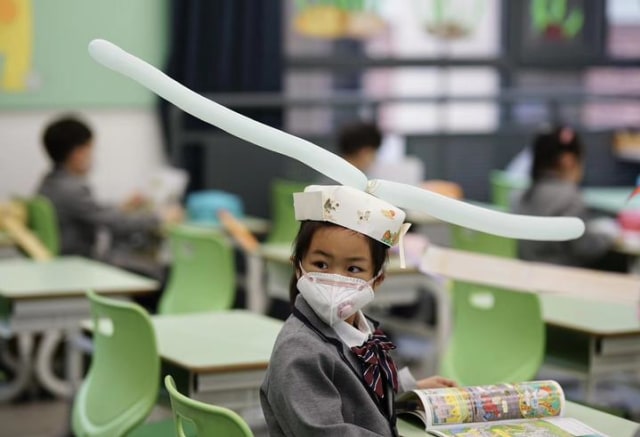 Terapkan Physical Distancing, Siswa SD di Tiongkok Pakai Topi 1 Meter (15397)