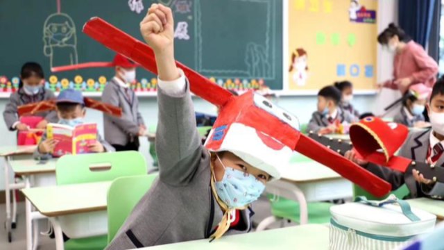 Terapkan Physical Distancing, Siswa SD di Tiongkok Pakai Topi 1 Meter (15398)