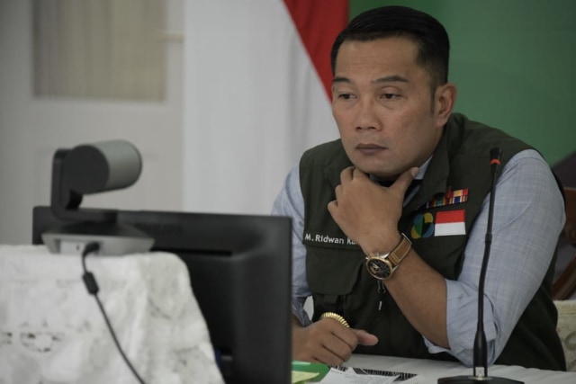 Gubernur Jawa Barat Ridwan Kamil saat menggelar video conference dengan 17 kepala daerah di Jawa Barat.  Foto: Dok. Pemprov Jabar