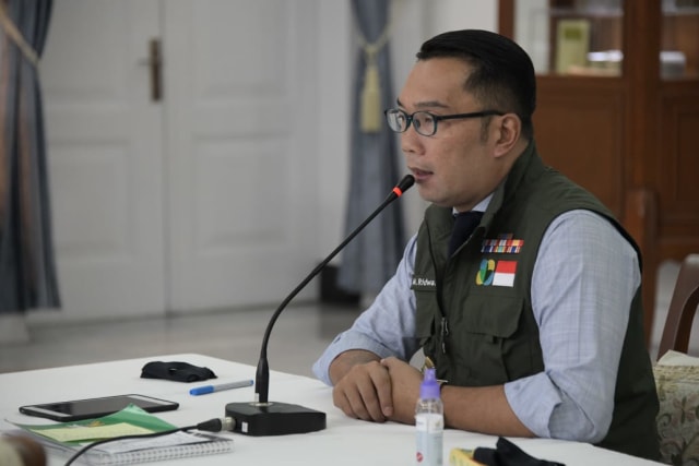 Gubernur Jawa Barat Ridwan Kamil saat menggelar video conference dengan 17 kepala daerah di Jawa Barat.  Foto: Dok. Pemprov Jabar