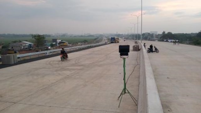 Warga Berolahraga di lokasi pembangunan jalan tol Jakarta Outer Ring Road (JORR 2) Tangerang.
 Foto: Dok. Yudhi Juliyansyah