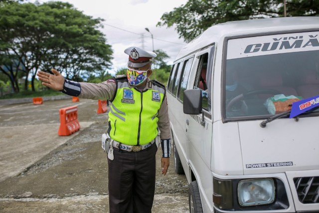 Polisi bertugas di pos Saree, Aceh Besar. Foto: Abdul Hadi/acehkini