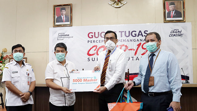 Head of Region, BNI Wilayah Manado, Koko Prawira Butar-Butar menyerahkan bantuan masker kepada Pemerintah Provinsi Sulawesi Utara yang diterima oleh Assisten 3 Setdaprov, Asiano Gammy Kawatu