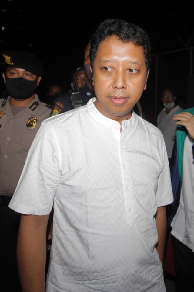 Terpidana mantan Ketua Umum PPP Muhammad Romahurmuziy keluar dari Rumah Tahanan (Rutan) K4, di Gedung KPK , Jakarta, Rabu (29/4). Foto: ANTARA FOTO/Reno Esnir