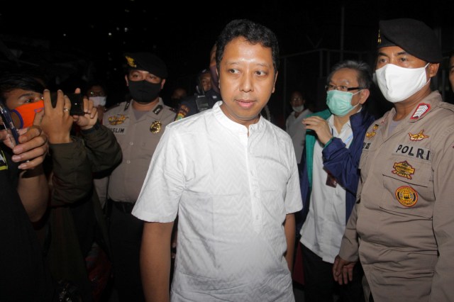 Terpidana mantan Ketua Umum PPP Muhammad Romahurmuziy keluar dari Rumah Tahanan (Rutan) K4, di Gedung KPK , Jakarta, Rabu (29/4). Foto: ANTARA FOTO/Reno Esnir
