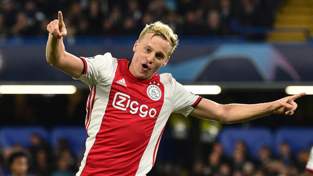 Donny van de Beek membela Ajax di Liga Champions 2019/20. Foto: AFP/Glyn Kirk