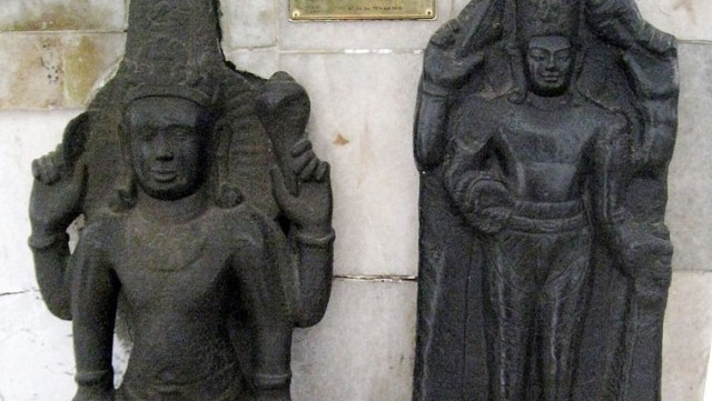 Dua arca Wishnu yang ditemukan di situs Cibuaya, Karawang, Jawa Barat. Diperkirakan berasal dari Kerajaan Tarumanagara, sekitar kurun abad ke-7 sampai ke-8 Masehi. Koleksi Museum Nasional Indonesia, Jakarta, Inv. 7974 dan 8416.