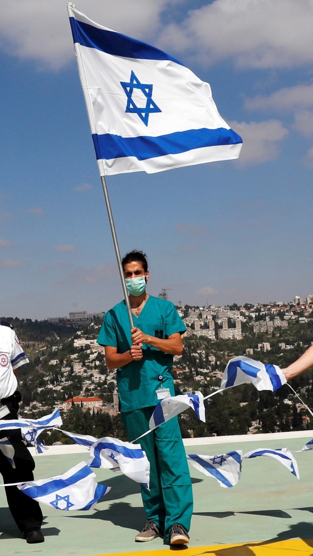 Staf medis merayakan Hari Kemerdekaan Israel yang ke-72 di Yerusalem (29/4). Foto:  REUTERS/Ronen Zvulun