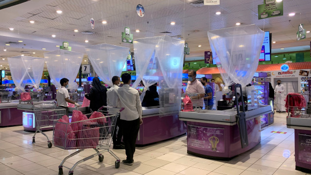 Orang-orang berbelanja di supermarket setelah pemerintah Saudi mengurangi jam malam dan membiarkan toko buka. Foto: REUTERS/Marwa Rashad