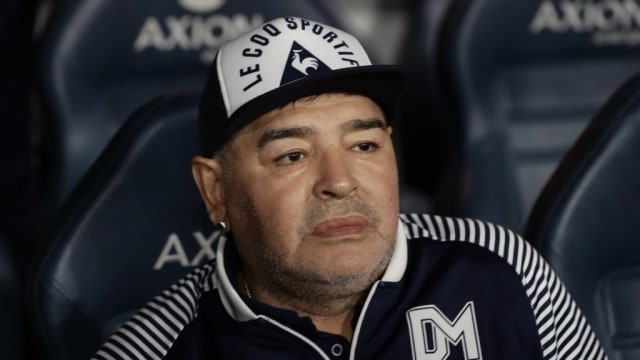 Diego Maradona di bangku cadangan Gimnasia La Plata.  Foto: ALEJANDRO PAGNI / AFP